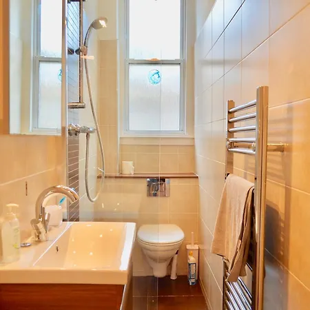One Bedroom Flat With Box In דירה