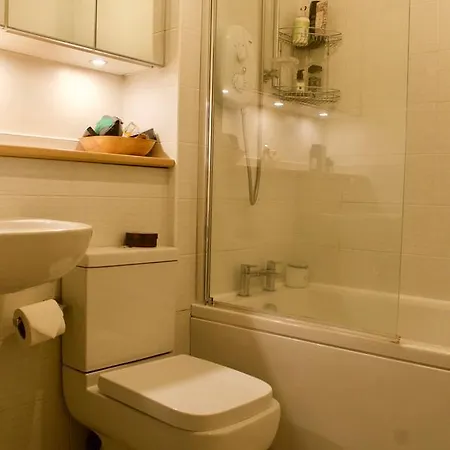 2 Bedroom Flat In * Edinburgh