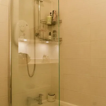2 Bedroom Flat In Edinburgh