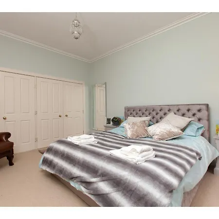 Lovely 3br Garden Flat For 5 Within City Centre Apartment *