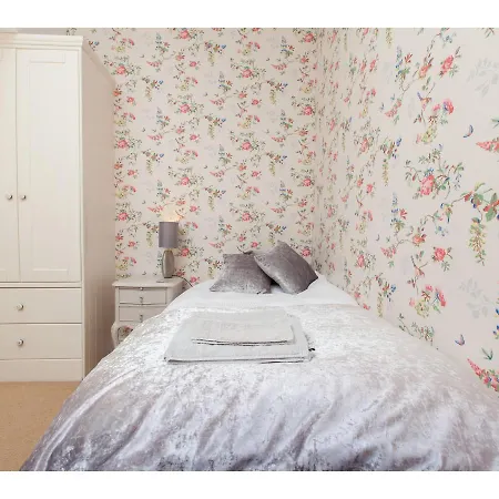 Lovely 3br Garden Flat For 5 Within City Centre Apartment *