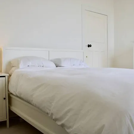 2 Bedroom Flat In Comely Bank Edinburgh
