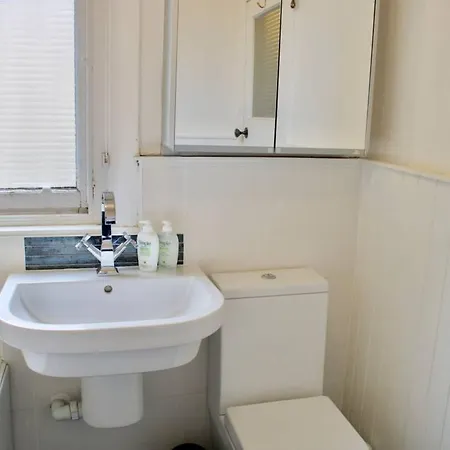 2 Bedroom Flat In Comely Bank Edinburgh