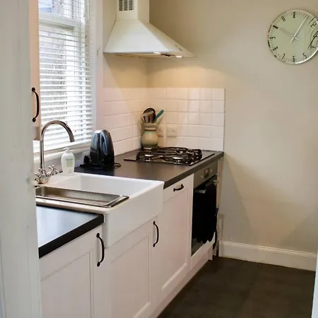 2 Bedroom Flat In Comely Bank Apartment *