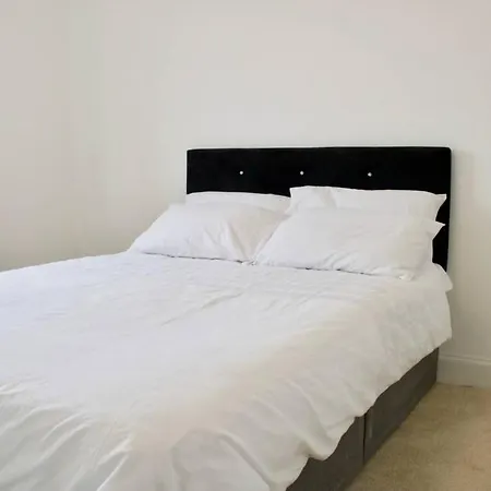 2 Bedroom Near Centre Of The City * אדינבורו