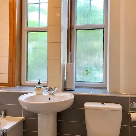 2 Bedroom Fountainbridge * Edinburgh