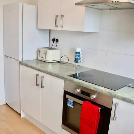 2 Bedroom Near Centre Of The City דירה