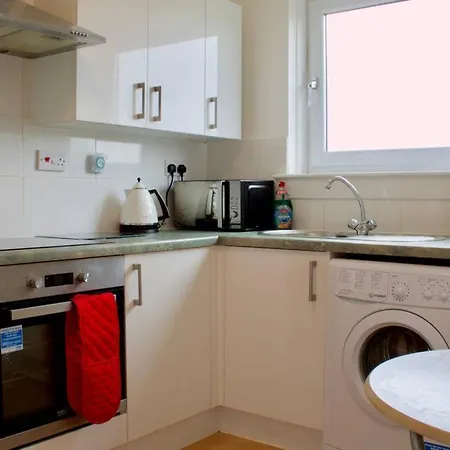2 Bedroom Near Centre Of The City דירה