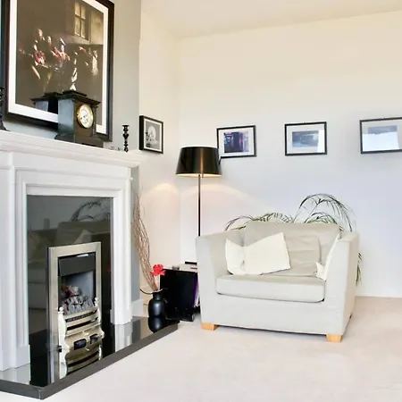 2 Bedroom Flat In Comely Bank Edinburgh