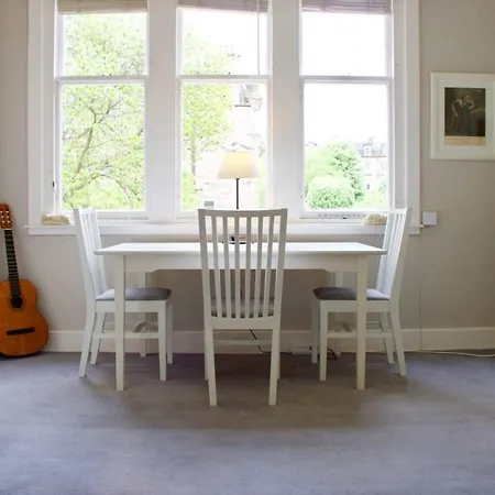 2 Bedroom Flat In Comely Bank Edinburgh