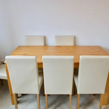 2 Bedroom Near Centre Of The City דירה *