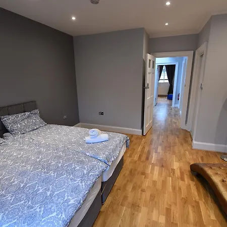 First Haymarket Deluxe Apartment Edinburgh