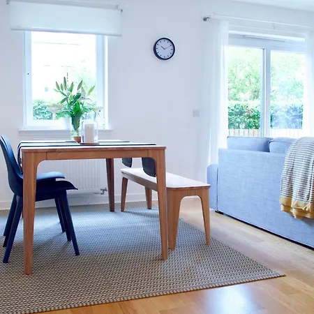 Modern Flat Near Leiths Shore