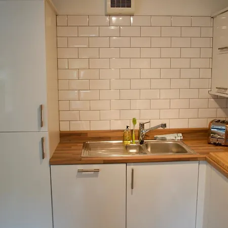 Modern Flat Near Leiths Shore شقة