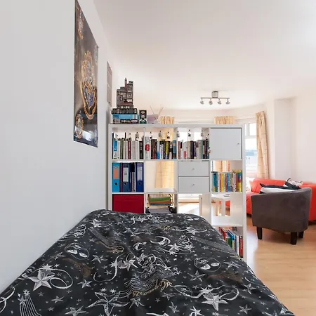 Ideal Fringe Base: Great Value + Free Parking! אדינבורו