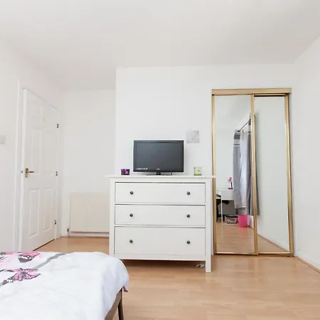 Ideal Fringe Base: Great Value + Free Parking! אדינבורו