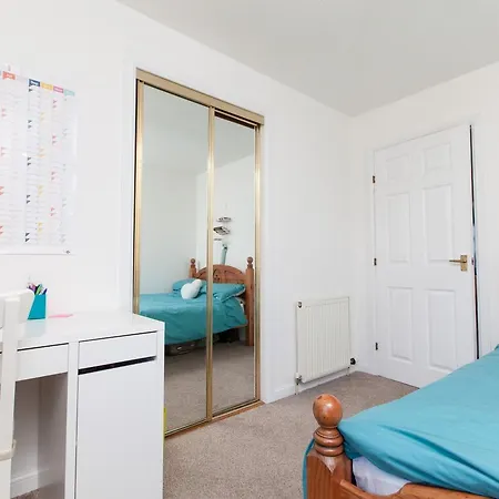 Ideal Fringe Base: Great Value + Free Parking! דירה