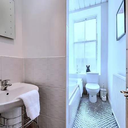 Altido Spacious Flat In Old Town Appartement