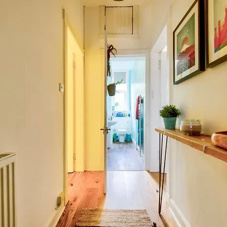 Bright And Airy In Canonmills Edimburgo