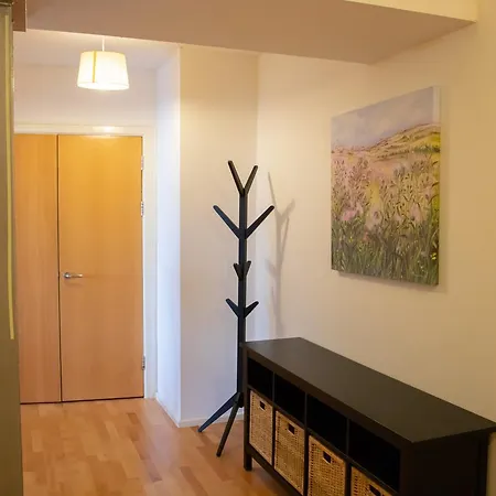 Spacious & Contemporary Flat With Secure Parking Apartment