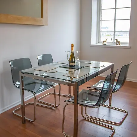 Spacious & Contemporary Flat With Secure Parking