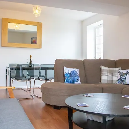 Spacious & Contemporary Flat With Secure Parking *