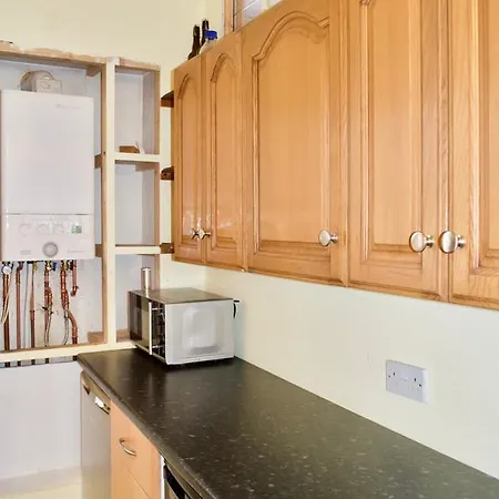 Cosy Two Bedroom Flat In Polwarth شقة *