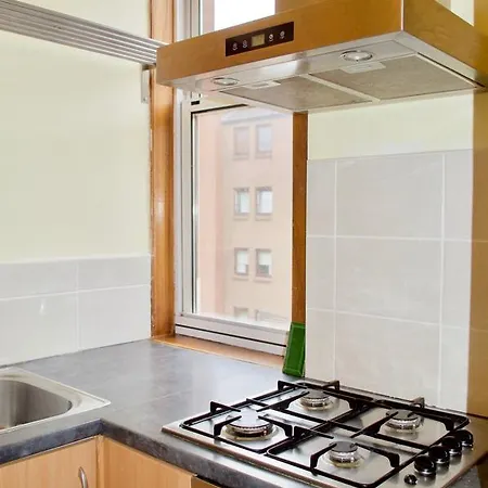 Cosy Two Bedroom Flat In Polwarth شقة *
