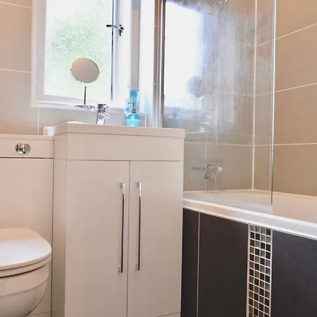 Apartment Newly Refurbished And Modern 2 Bedroom Flat *