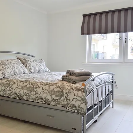 Newly Refurbished And Modern 2 Bedroom Flat Edinburgh