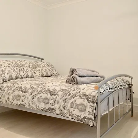 Apartment Newly Refurbished And Modern 2 Bedroom Flat *