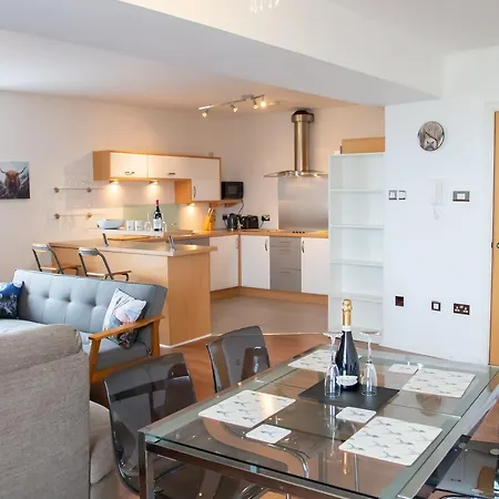 Spacious & Contemporary Flat With Secure Parking Apartment
