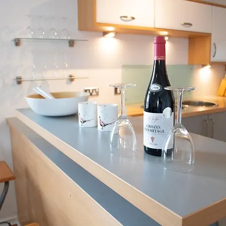 Spacious & Contemporary Flat With Secure Parking Edinburgh