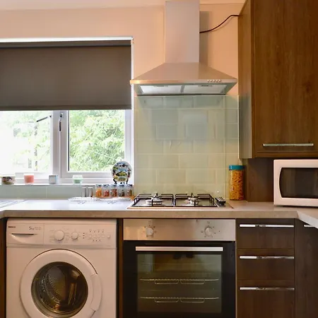 Newly Refurbished And Modern 2 Bedroom Flat Apartment Edinburgh