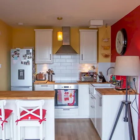2 Bed Flat With Views Of Castle And Arthurs Seat Apartment