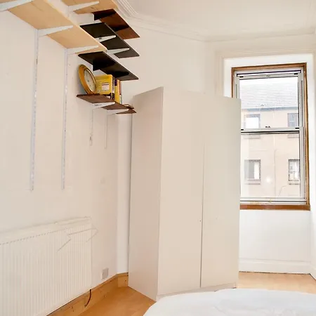 Cosy Two Bedroom Flat In Polwarth