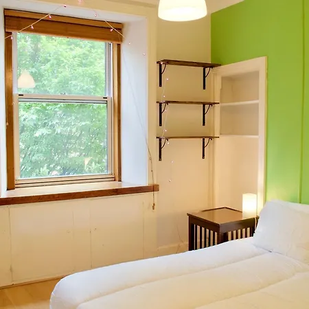 Cosy Two Bedroom Flat In Polwarth شقة