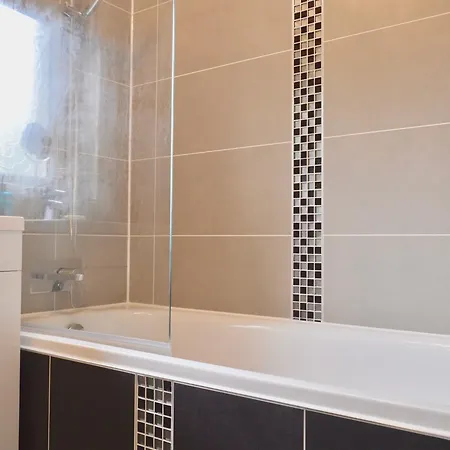 Apartment Newly Refurbished And Modern 2 Bedroom Flat *