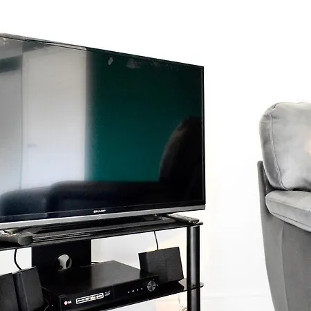 Apartment Newly Refurbished And Modern 2 Bedroom Flat *