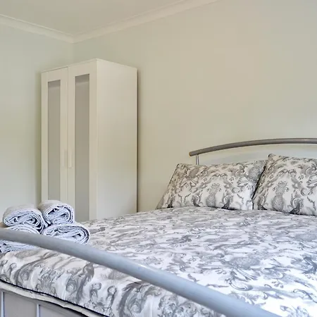 Apartment Newly Refurbished And Modern 2 Bedroom Flat *