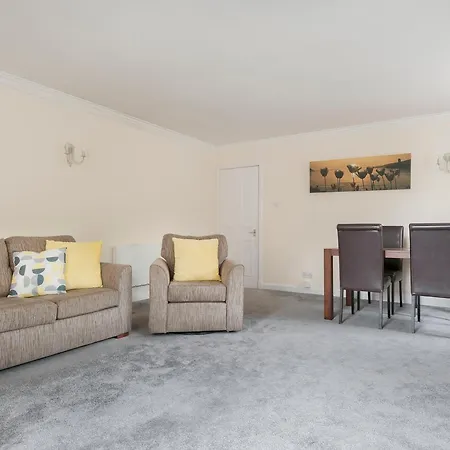 Stunning 2 Bed Near Haymarket With Pool Apartment *