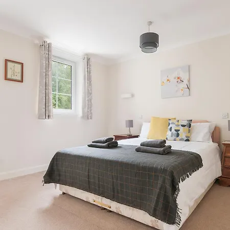 Stunning 2 Bed Near Haymarket With Pool Apartment Edinburgh