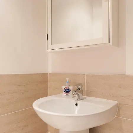 Stunning 2 Bed Near Haymarket With Pool Apartment Edinburgh