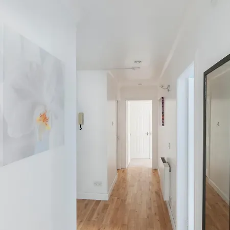 Stunning 2 Bed Near Haymarket With Pool Apartment *
