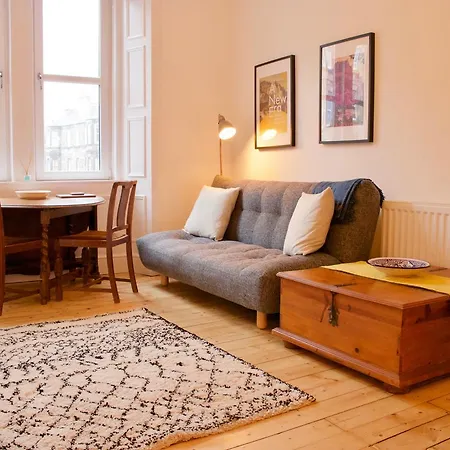 1 Bedroom Flat Near Holyrood Park - Sleeps 4 Edinburgh