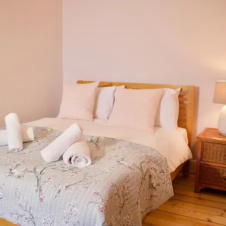 1 Bedroom Flat Near Holyrood Park - Sleeps 4 * Edinburgh