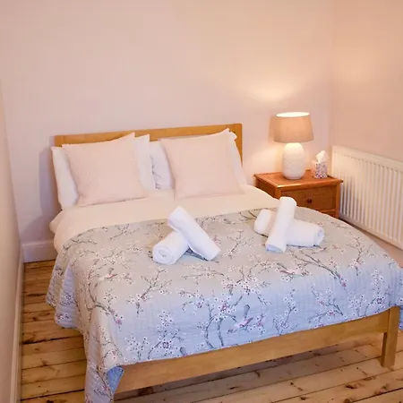1 Bedroom Flat Near Holyrood Park - Sleeps 4 *