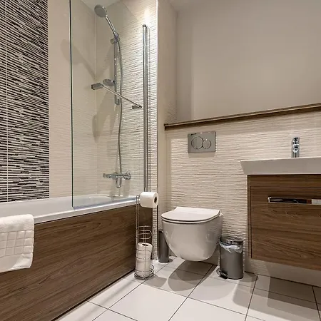 Stylish, Modern Near Centre Apartment *