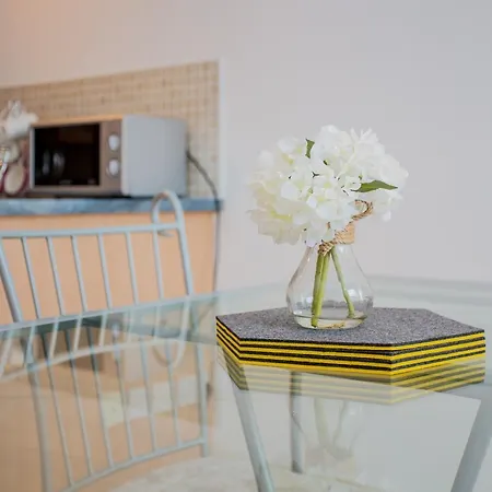 2 Bedroom Flat With Balcony Views Of Arthur's Seat * 에든버러