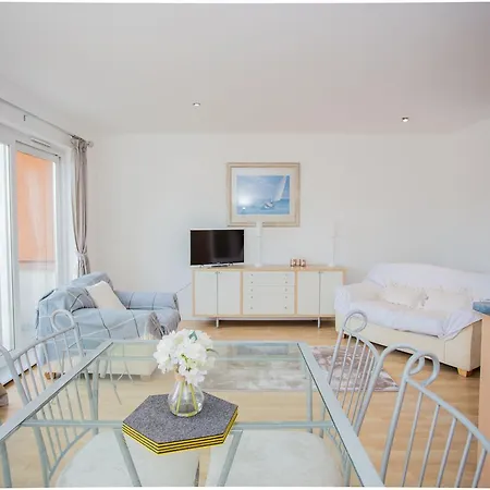 2 Bedroom Flat With Balcony Views Of Arthur's Seat
